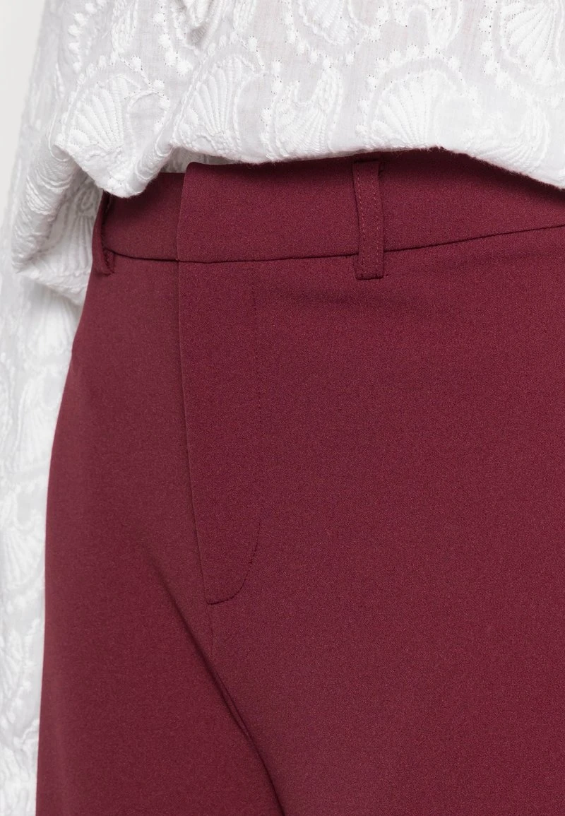 Toma de corriente 😍 Anna Field Flared Leg Business Trousers - Pantalones - Dark Red, Mujer ⭐ 7 Toma de corriente 😍 Anna Field Flared Leg Business Trousers - Pantalones - Dark Red, Mujer ⭐ - Imagen 5