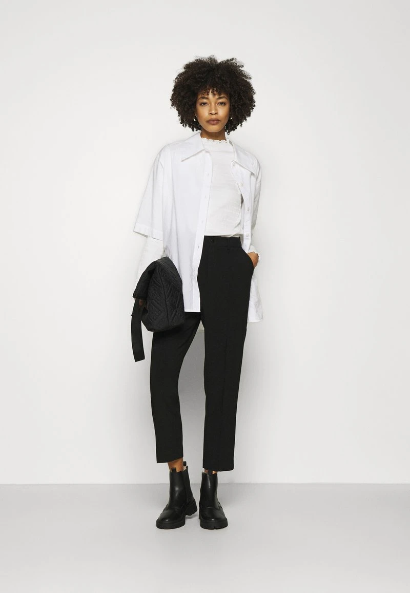 Toma de corriente ⭐ Anna Field BASIC BUSSINESS PANTS WITH PINTUCKS - Pantalones - Black, Mujer 🎁 4 Toma de corriente ⭐ Anna Field BASIC BUSSINESS PANTS WITH PINTUCKS - Pantalones - Black, Mujer 🎁 - Imagen 2