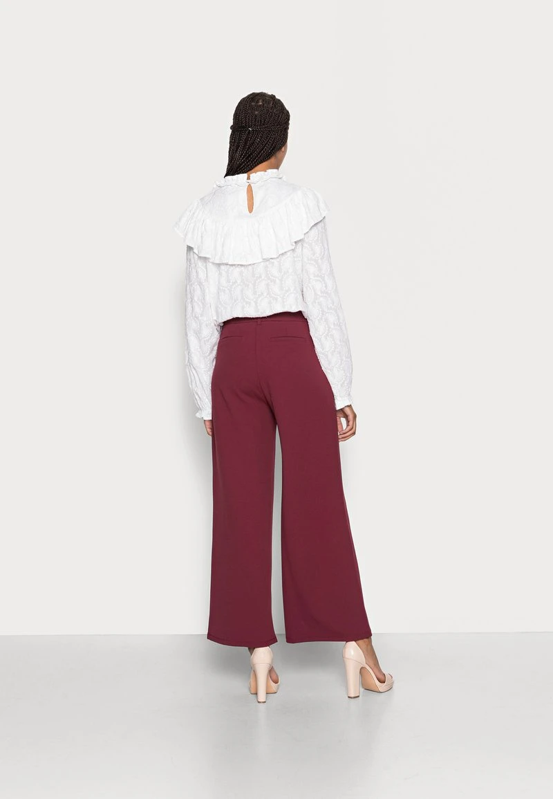 Toma de corriente 😍 Anna Field Flared Leg Business Trousers - Pantalones - Dark Red, Mujer ⭐ 5 Toma de corriente 😍 Anna Field Flared Leg Business Trousers - Pantalones - Dark Red, Mujer ⭐ - Imagen 3