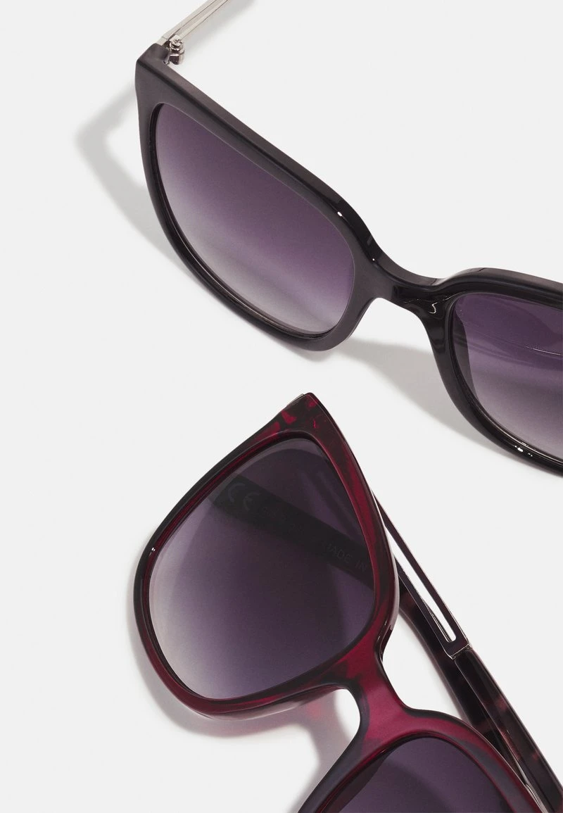 Toma de corriente ✔️ Anna Field 2 PACK - Gafas De Sol - Black/red, Mujer 🎁 5 Toma de corriente ✔️ Anna Field 2 PACK - Gafas De Sol - Black/red, Mujer 🎁 - Imagen 3